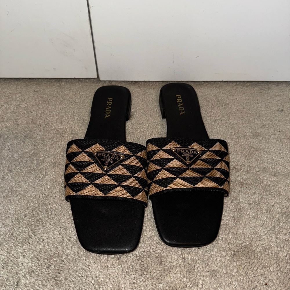 Women's Black and Tan Patterned Sandals